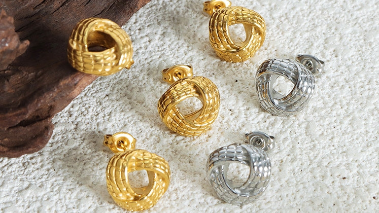 Minimalist Jewelry in gold and silver tones for effortless everyday wear.