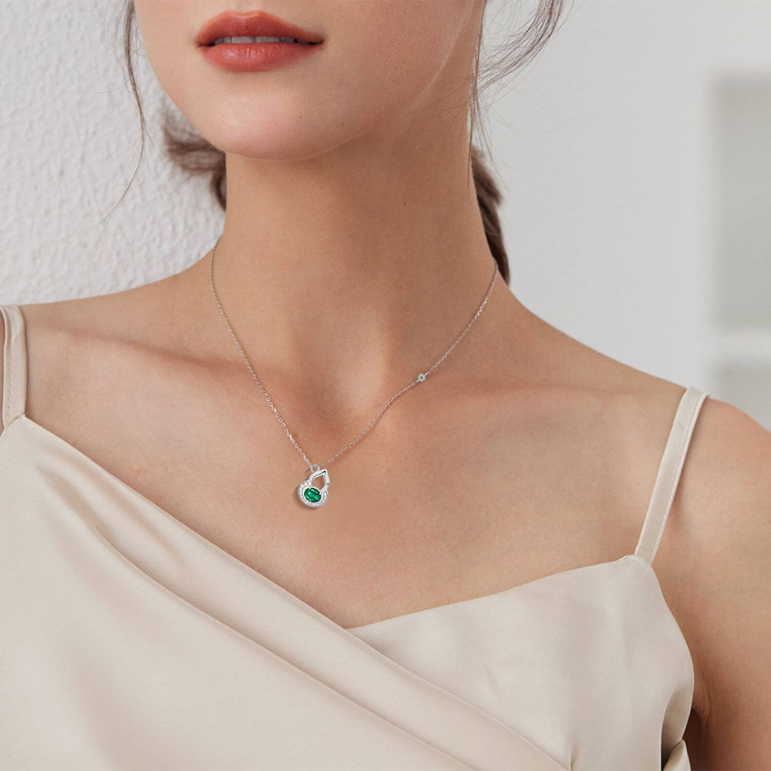 Emerald Necklace with Gourd Pendant