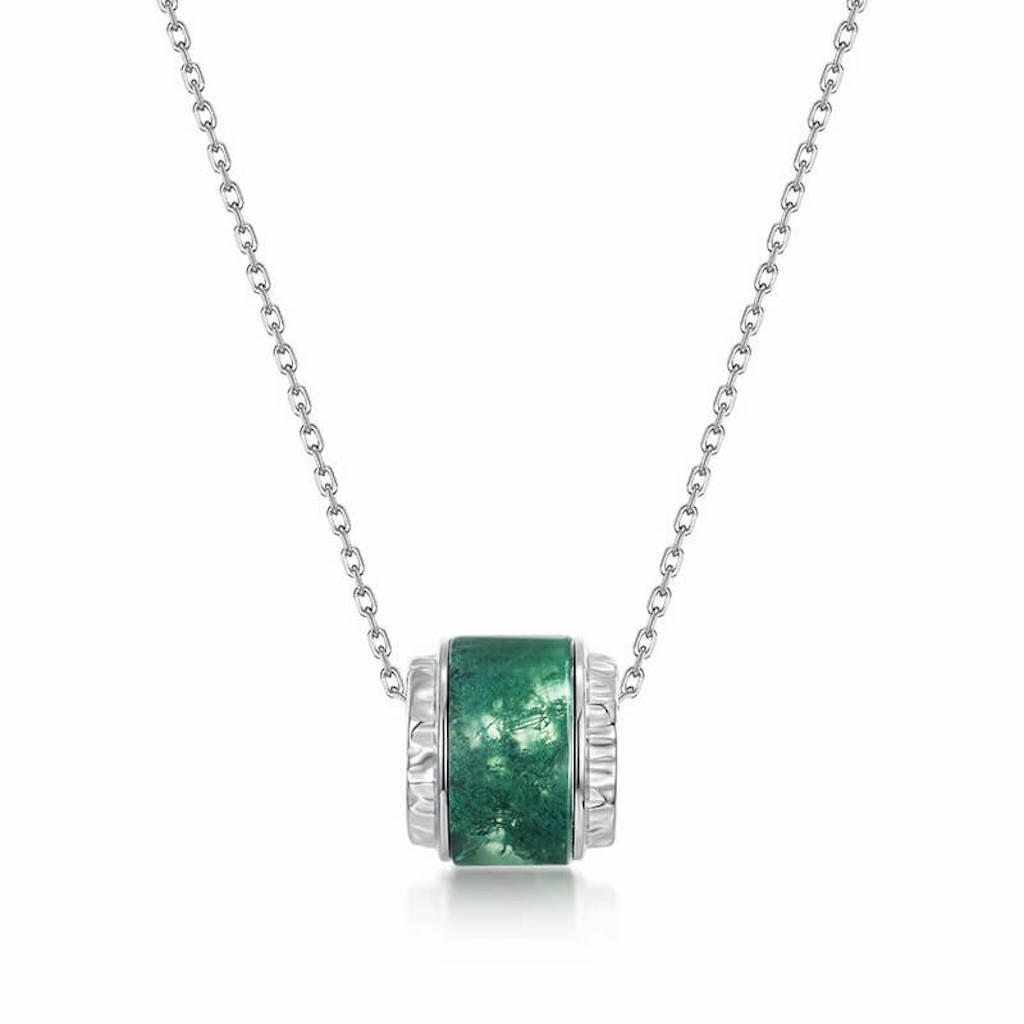Circular moss agate jewelry pendant symbolising wholeness, nature and spiritual balance.