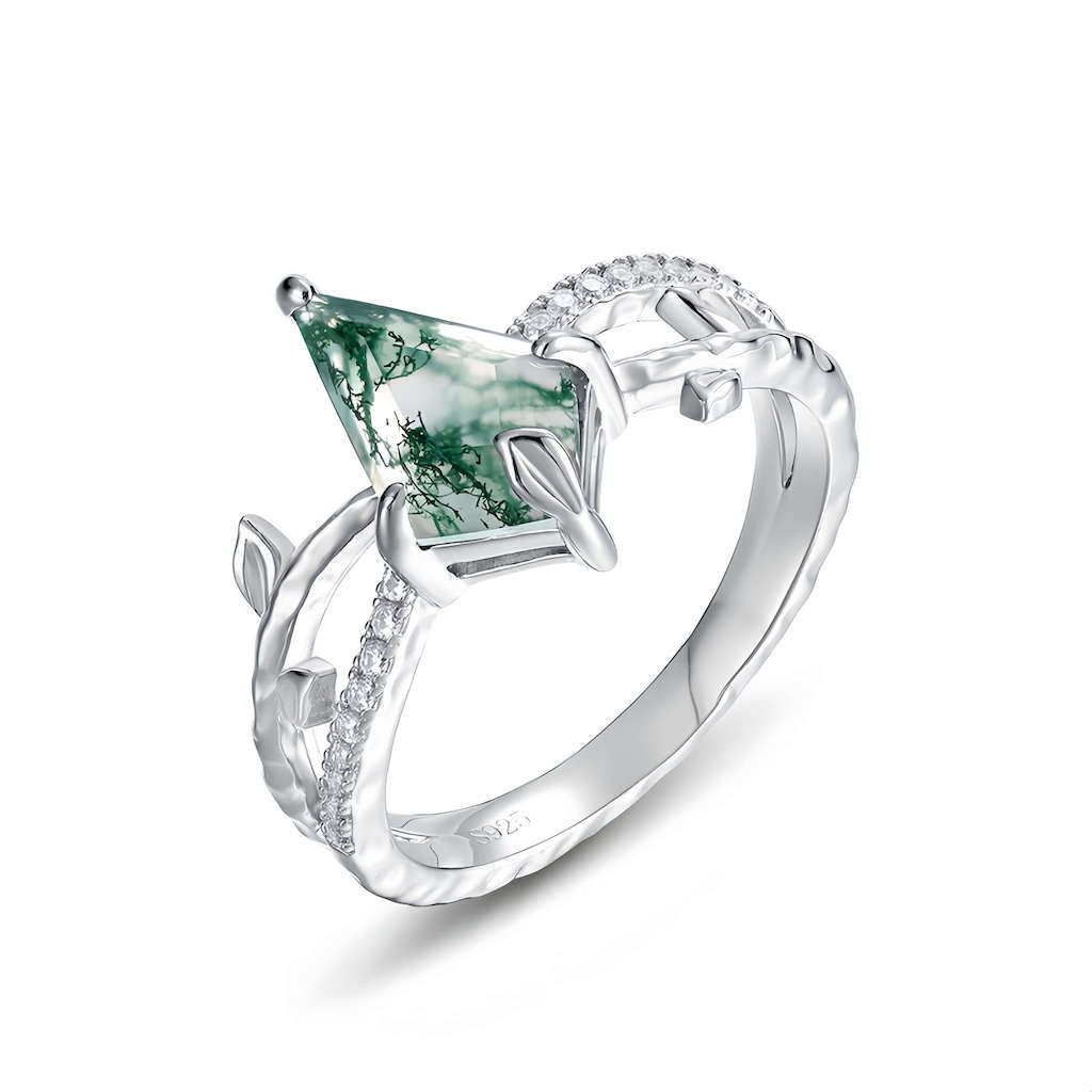 Vintage moss agate jewelry ring with leafy details symbolising growth and balance.